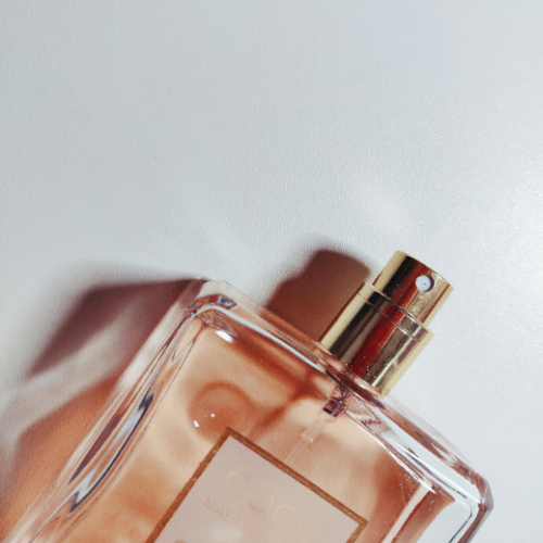 flacon de parfum sur fond blanc
