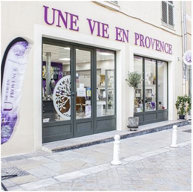 parfumerie à toulon - devanture boutique une vide en Provence