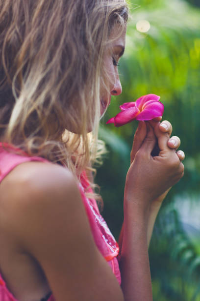 fille qui sent une fleur